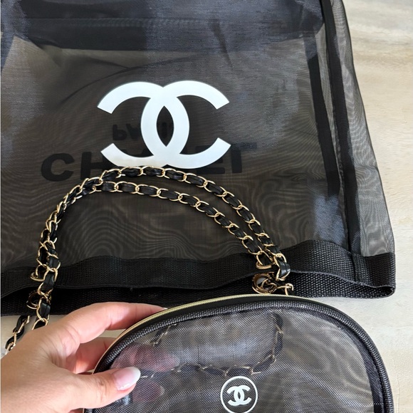 GWP CHANEL Black Mesh Tote with Logo Pouch - Picture 3 of 7